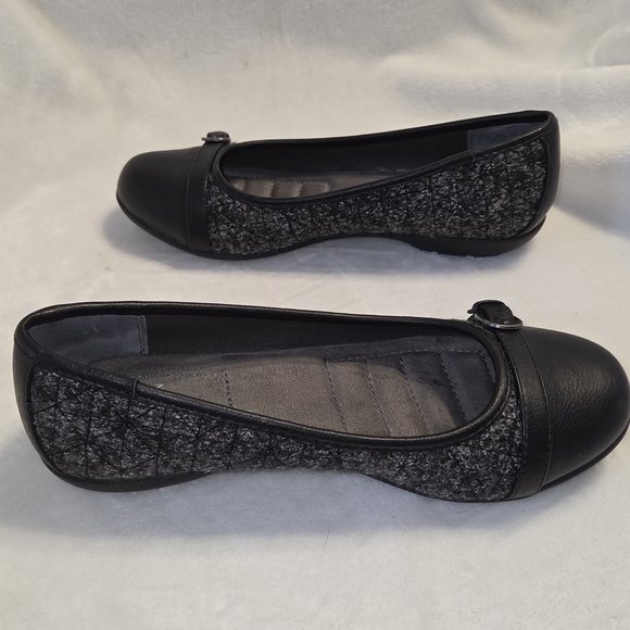 White Mountain Women's Black and Gray Flats - Picture 4 of 7